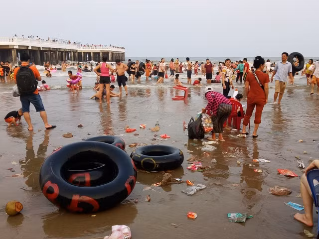 Chỉ thấy người đi nhặt vỏ lon, nhưng không có người thu gom xử lý rác thải ở bãi biển.