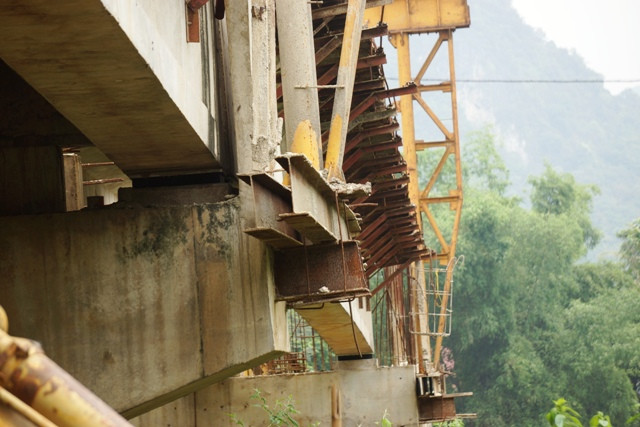 Theo dự kiến cầu sẽ hoàn thành trong 36 tháng thi công, nhưng đến nay đã 8 năm vẫn chưa xong.