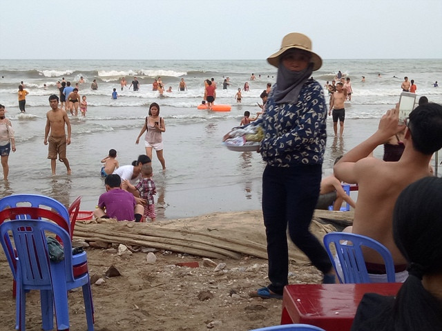 Nhếch nhác người bán hàng rong ở bãi biển