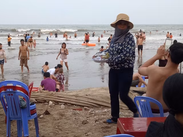 Nhếch nhác người bán hàng rong ở bãi biển