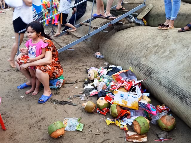 Những đống rác thải to tướng