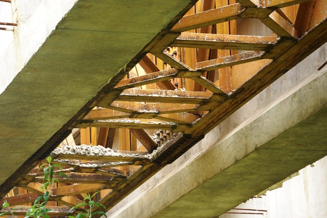 Nhịp cầu vào Khu du lịch suối cá thần Cẩm Lương đang bỏ dở