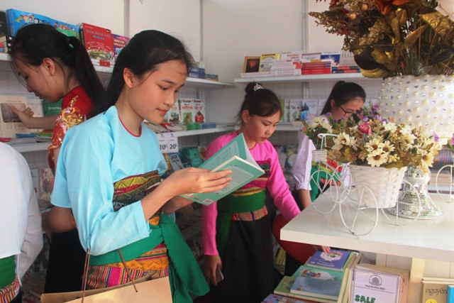 Học sinh trường THPT Dân tộc Nội trú tỉnh Thanh Hóa đến với các quầy sách tại cuộc triển lãm.