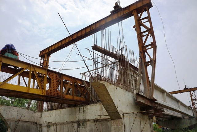 Một nhịp cầu đang thi cô dở dang