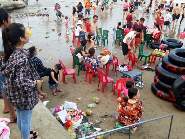 Rác được người ta chất đông ngay mép biển