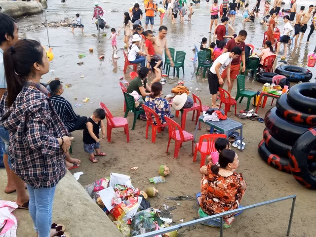 Rác được người ta chất đông ngay mép biển