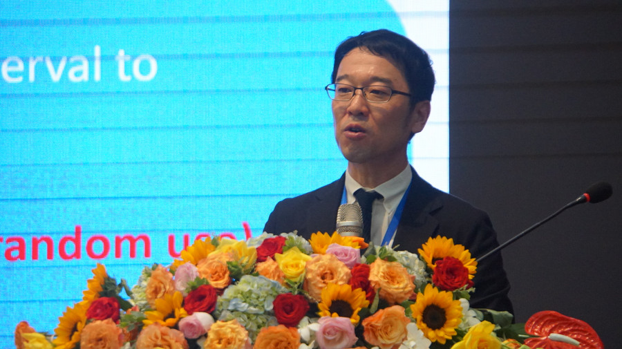 GS Nishiuchi Hiroaki đến từ Đại học Công nghệ Kochi, Nhật Bản chia sẻ những kết quả nghiên cứu. Ảnh: Mạnh Tùng GS Nishiuchi Hiroaki đến từ Đại học Công nghệ Kochi, Nhật Bản chia sẻ những kết quả nghiên cứu. Ảnh: Mạnh Tùng