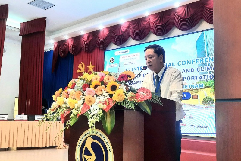 PGS.TS Nguyễn Văn Hùng, Phó Hiệu trưởng Trường Đại học Giao thông vận tải kiêm Giám đốc Phân hiệu tại TPHCM phát biểu tại hội thảo. Ảnh: Mạnh Tùng PGS.TS Nguyễn Văn Hùng, Phó Hiệu trưởng Trường Đại học Giao thông vận tải kiêm Giám đốc Phân hiệu tại TPHCM phát biểu tại hội thảo. Ảnh: Mạnh Tùng