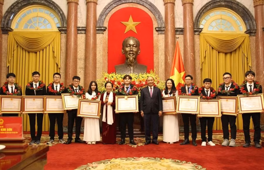 Giành Huy chương Bạc Olympic Tin học quốc tế năm 2021, Trương Văn Quốc Bảo (thứ 2 từ phải sang) đã vinh dự được Chủ tịch nước tặng Huân chương Lao động hạng Ba.