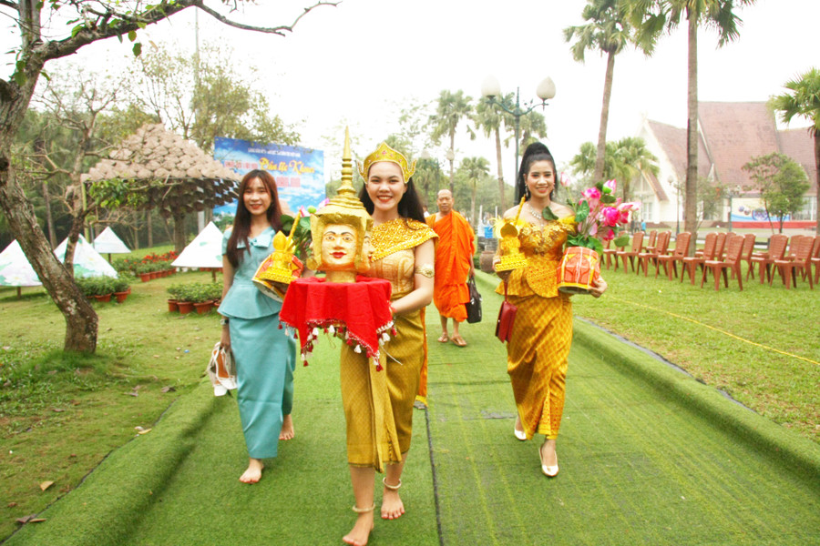 Khi cử hành nghi thức rước đại lịch, một số chùa còn tổ chức dàn nhạc ngũ âm hoặc nhóm múa Chhay-dăm với người dẫn đầu mang mặt nạ, tay cầm gậy múa mở đường… Già trẻ tuần tự xếp hàng hai, hàng ba xuất phát từ hướng Đông, theo chiều kim đồng hồ.