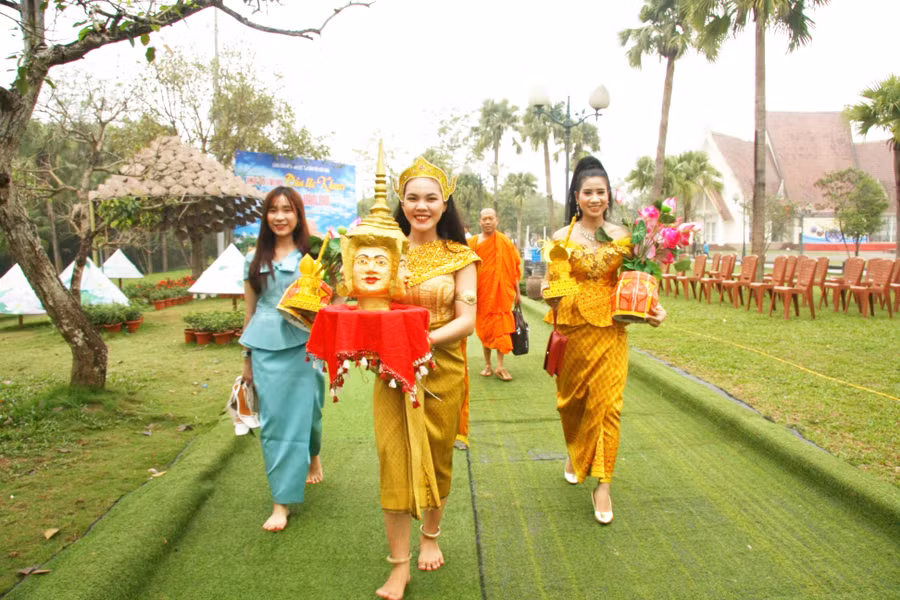 Khi cử hành nghi thức rước đại lịch, một số chùa còn tổ chức dàn nhạc ngũ âm hoặc nhóm múa Chhay-dăm với người dẫn đầu mang mặt nạ, tay cầm gậy múa mở đường… Già trẻ tuần tự xếp hàng hai, hàng ba xuất phát từ hướng Đông, theo chiều kim đồng hồ.