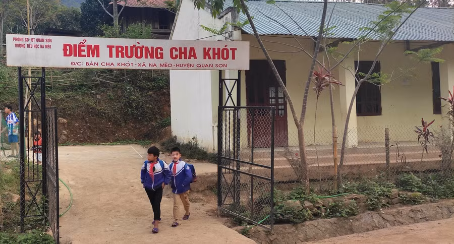 Học sinh điểm trường Cha Khót (Tiểu học Na Mèo, huyện Quan Sơn, tỉnh Thanh Hóa) hiện đang rất thiếu thốn về cơ sở vật chất.