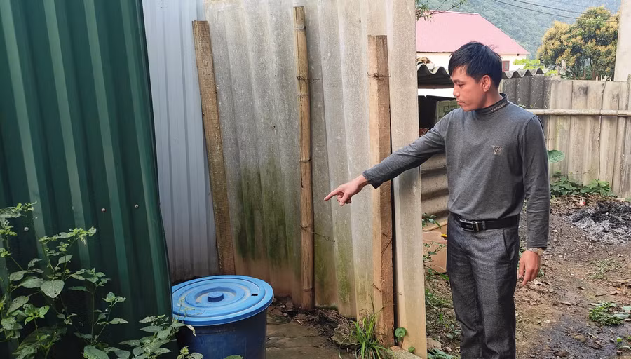 Nhà vệ sinh thiếu chuẩn của điểm lẻ Cha Khót - Trường Tiểu học Na Mèo (Quan Sơn, Thanh Hóa).