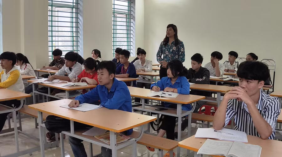 Học sinh ở Trung tâm GDNN-GDTX huyện Mường Lát trong giờ học văn hóa.