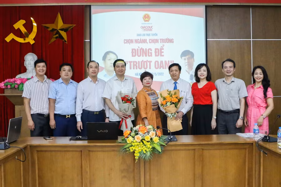 Nhà báo Dương Thanh Hương - Phó Tổng biên tập Báo GD&TĐ (đứng giữa) và các khách mời của chương trình