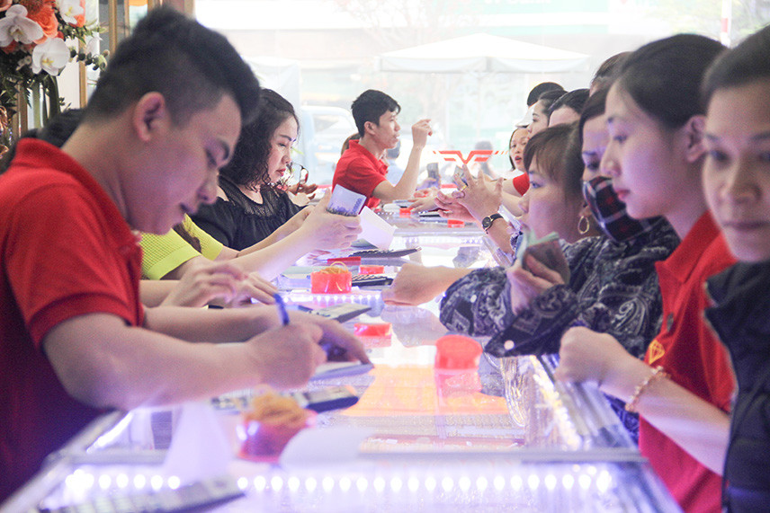 Khách chủ yếu mua vàng miếng hoặc nhẫn, lắc tay trơn Khách chủ yếu mua vàng miếng hoặc nhẫn, lắc tay trơn