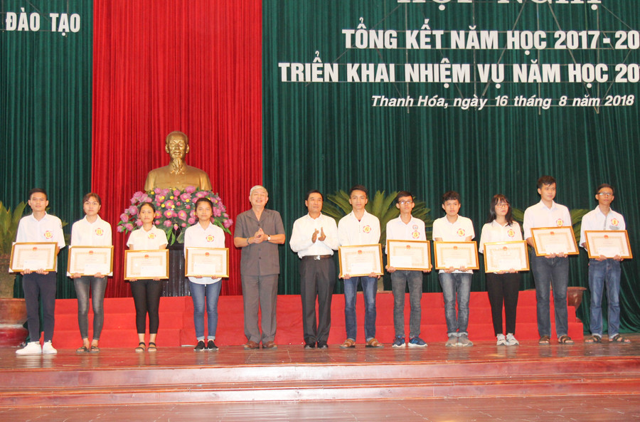 Khen thưởng 12 học sinh đạt điểm cao trong kỳ thi THPT quốc gia 2018 Khen thưởng 12 học sinh đạt điểm cao trong kỳ thi THPT quốc gia 2018