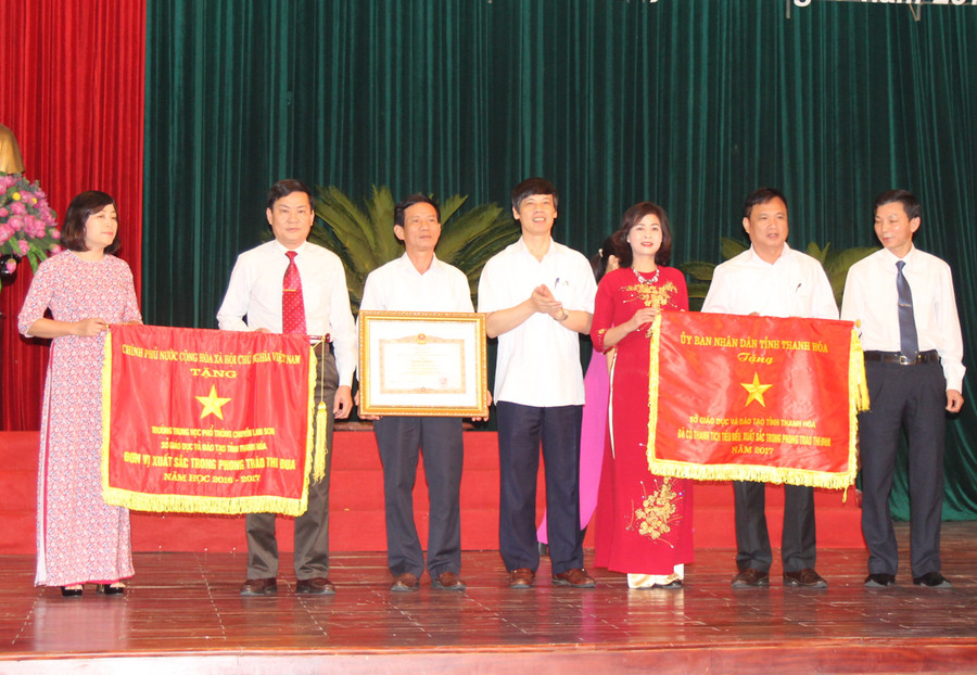 3 tập thể có thành tích xuất sắc nhận khen thưởng 3 tập thể có thành tích xuất sắc nhận khen thưởng