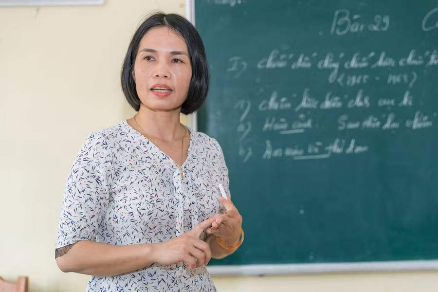 Cô Hà Thị Thanh Nhàn - Giáo viên đầu tiên của Trường THCS Kỳ Sơn, huyện Tân Kỳ, Nghệ An nhận danh hiệu Nhà giáo ưu tú