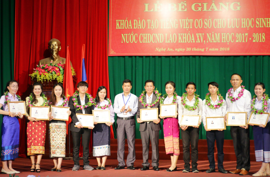 Trao chứng nhận tốt nghiệp cho các học viên xuất sắc