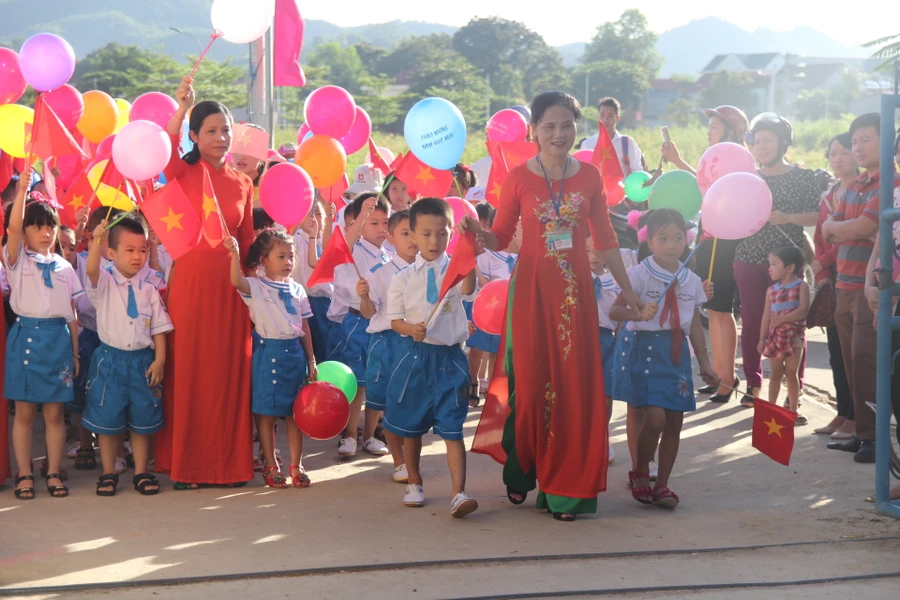 Đón học sinh vào lớp 1 tại Con Cuông, Nghệ An năm học 2017 - 2018