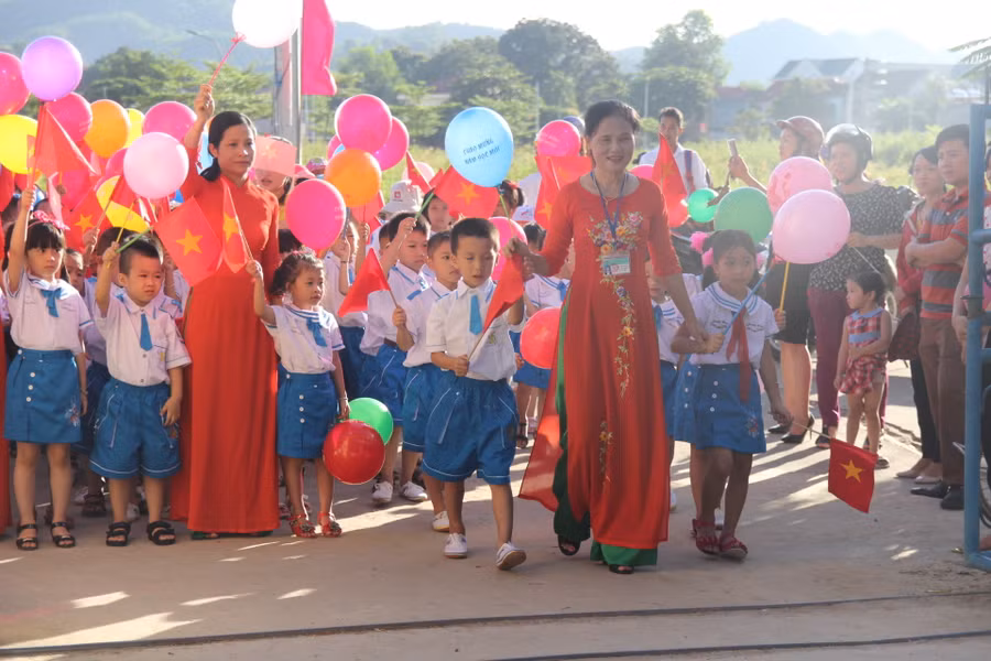 Đón học sinh vào lớp 1 tại Con Cuông, Nghệ An năm học 2017 - 2018