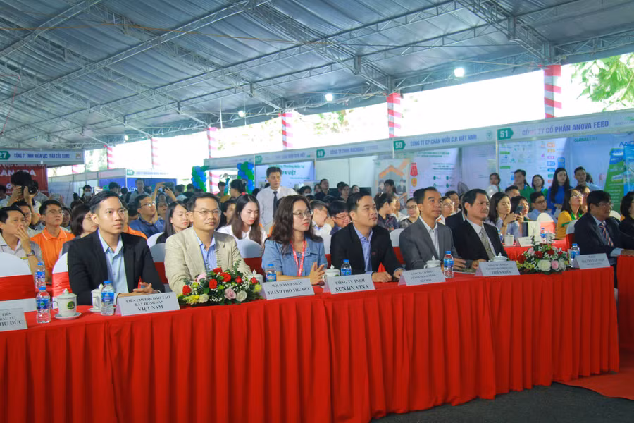 Đại diện các doanh nghiệp tham gia ngày hội việc làm 2023 của Trường Đại học Nông Lâm TPHCM. Ảnh: NLU