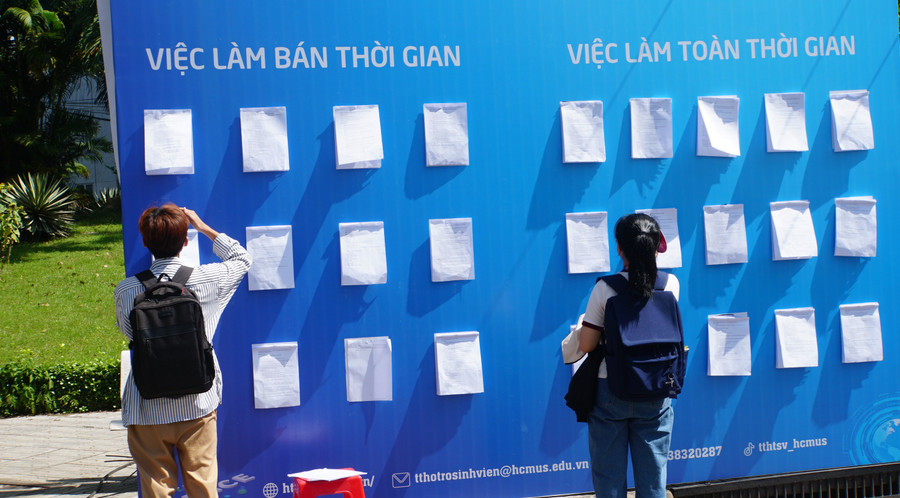 Sinh viên tìm hiểu thông tin việc làm tại "Ngày hội Sinh viên và Doanh nghiệp". Ảnh: Mạnh Tùng Sinh viên tìm hiểu thông tin việc làm tại "Ngày hội Sinh viên và Doanh nghiệp". Ảnh: Mạnh Tùng
