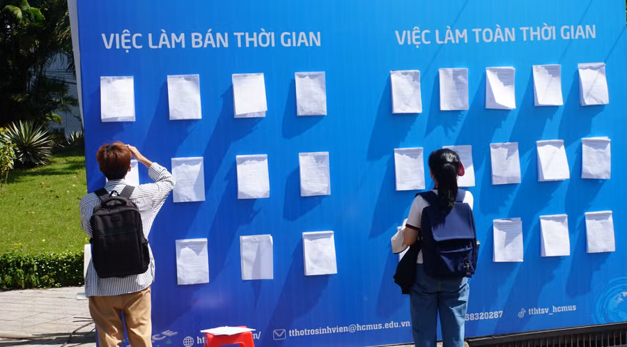 Sinh viên tìm hiểu thông tin việc làm tại "Ngày hội Sinh viên và Doanh nghiệp". Ảnh: Mạnh Tùng