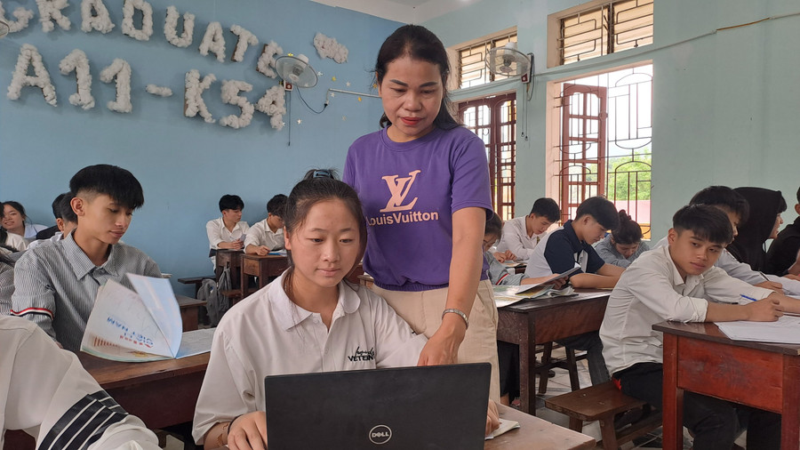 Em Và Thị Thanh (lớp 12A11, Trường THPT Quế Phong, Nghệ An) được giáo viên hướng dẫn đăng ký dự thi tốt nghiệp THPT năm 2024 hình thức trực tuyến. Ảnh: Ngô Chiến Thắng Em Và Thị Thanh (lớp 12A11, Trường THPT Quế Phong, Nghệ An) được giáo viên hướng dẫn đăng ký dự thi tốt nghiệp THPT năm 2024 hình thức trực tuyến. Ảnh: Ngô Chiến Thắng