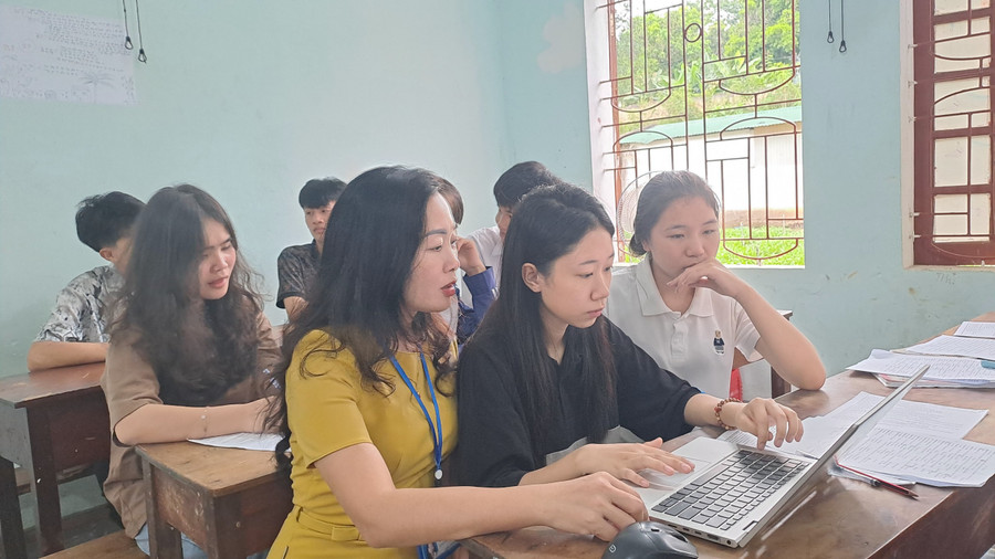 Cô Nguyễn Thị Chiêm - chủ nhiệm lớp 12A3, Trường THPT Quế Phong, Nghệ An trực tiếp giải đáp những câu hỏi của học sinh liên quan đến đăng ký dự thi. Ảnh: Ngô Chiến Thắng Cô Nguyễn Thị Chiêm - chủ nhiệm lớp 12A3, Trường THPT Quế Phong, Nghệ An trực tiếp giải đáp những câu hỏi của học sinh liên quan đến đăng ký dự thi. Ảnh: Ngô Chiến Thắng