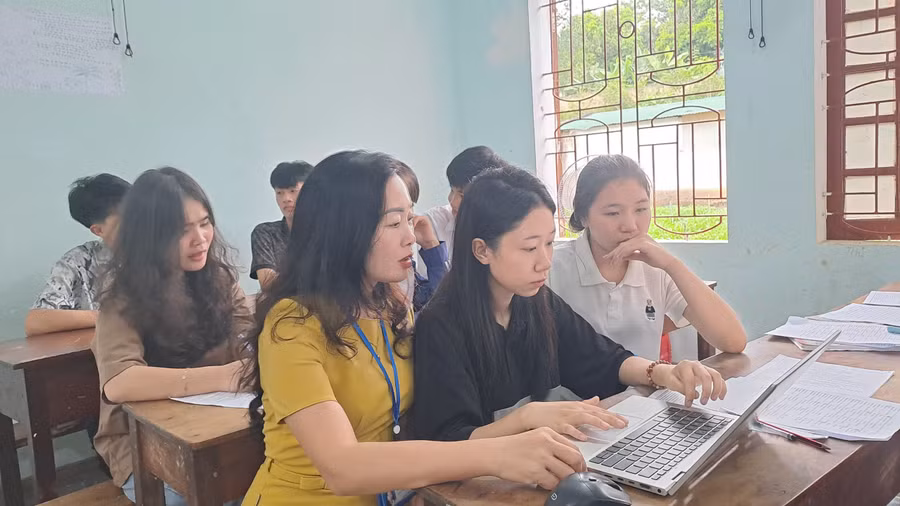 Cô Nguyễn Thị Chiêm - chủ nhiệm lớp 12A3, Trường THPT Quế Phong, Nghệ An trực tiếp giải đáp những câu hỏi của học sinh liên quan đến đăng ký dự thi. Ảnh: Ngô Chiến Thắng