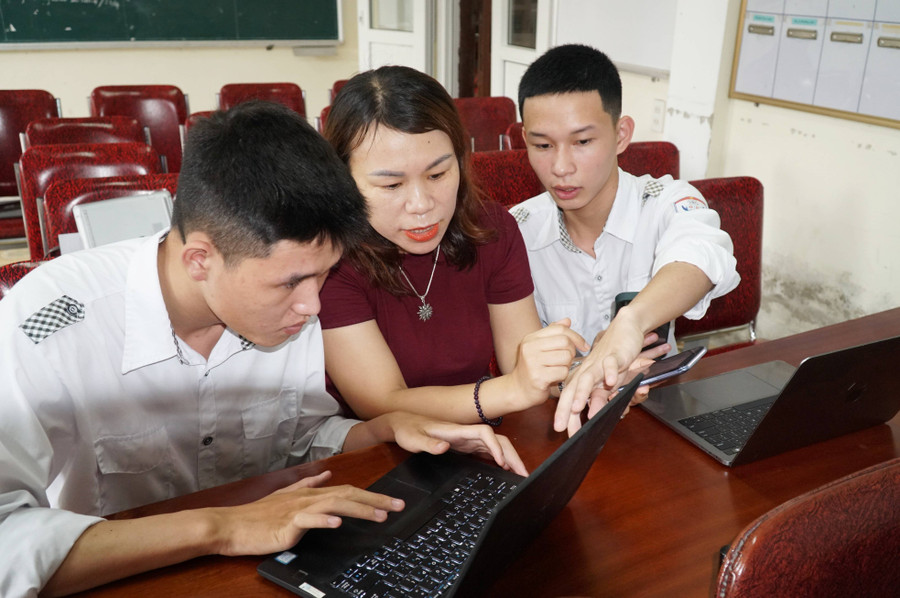 Học sinh Trường THPT Thái Lão (huyện Hưng Nguyên, Nghệ An) thuận lợi đăng ký dự thi trên hệ thống trực tuyến với sự hướng dẫn của giáo viên. Ảnh: Hồ Lài. Học sinh Trường THPT Thái Lão (huyện Hưng Nguyên, Nghệ An) thuận lợi đăng ký dự thi trên hệ thống trực tuyến với sự hướng dẫn của giáo viên. Ảnh: Hồ Lài.