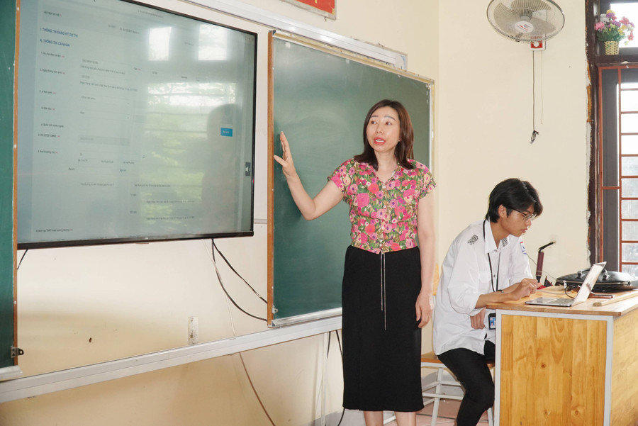 Cô Nguyễn Thị Kim Quy – phụ trách tuyển sinh Trường THPT Thái Lão (huyện Hưng Nguyên, Nghệ An) trực tiếp đến từng lớp phổ biến về việc đăng ký thi tốt nghiệp THPT trực tuyến. Ảnh: Hồ Lài Cô Nguyễn Thị Kim Quy – phụ trách tuyển sinh Trường THPT Thái Lão (huyện Hưng Nguyên, Nghệ An) trực tiếp đến từng lớp phổ biến về việc đăng ký thi tốt nghiệp THPT trực tuyến. Ảnh: Hồ Lài