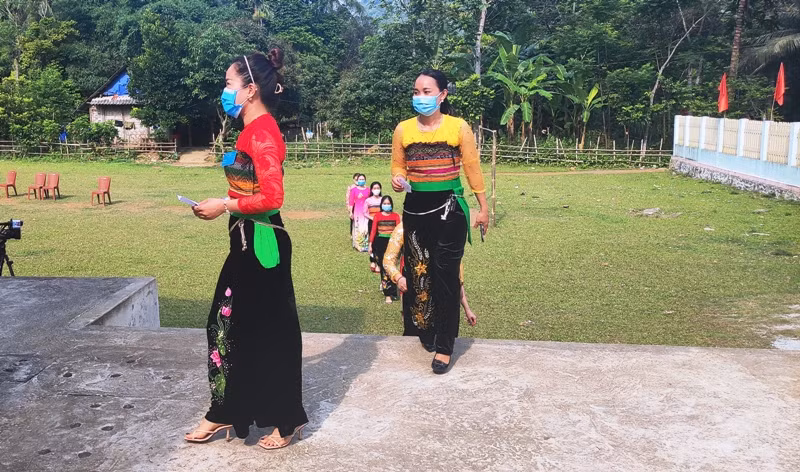 Giáo viên Trường Mầm non Phú Nghiêm, huyện Quan Hóa, tỉnh Thanh Hóa đi bầu cử.