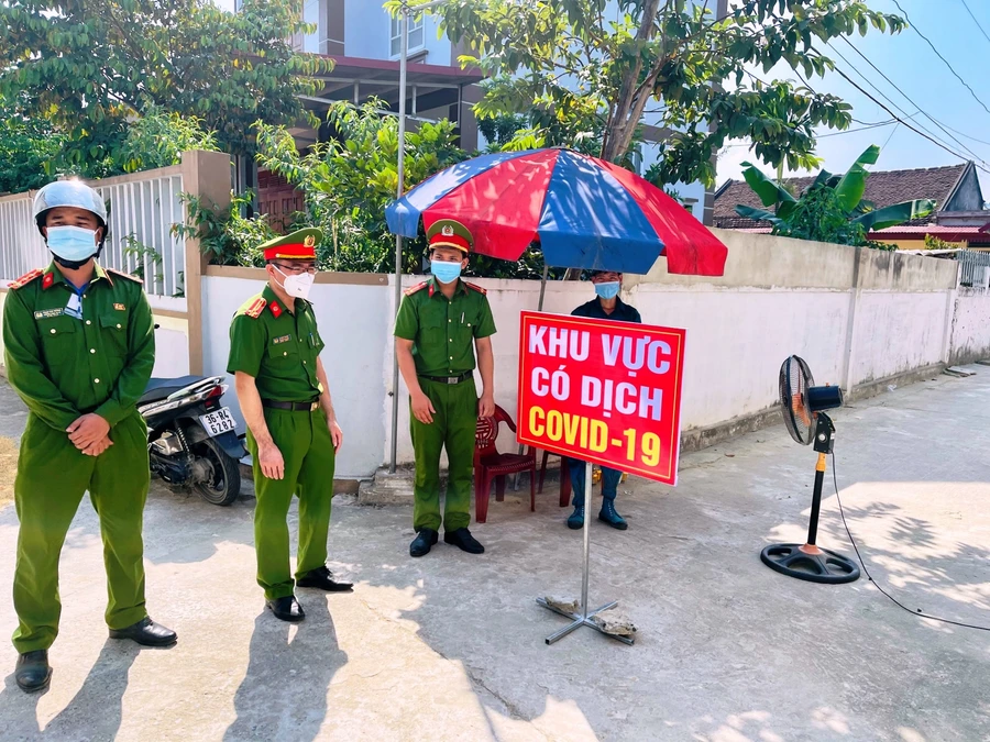 Công an huyện Thiệu Hóa (Thanh Hóa) lập chốt kiểm soát tại khu vực cư trú của bệnh nhân Covid-19.