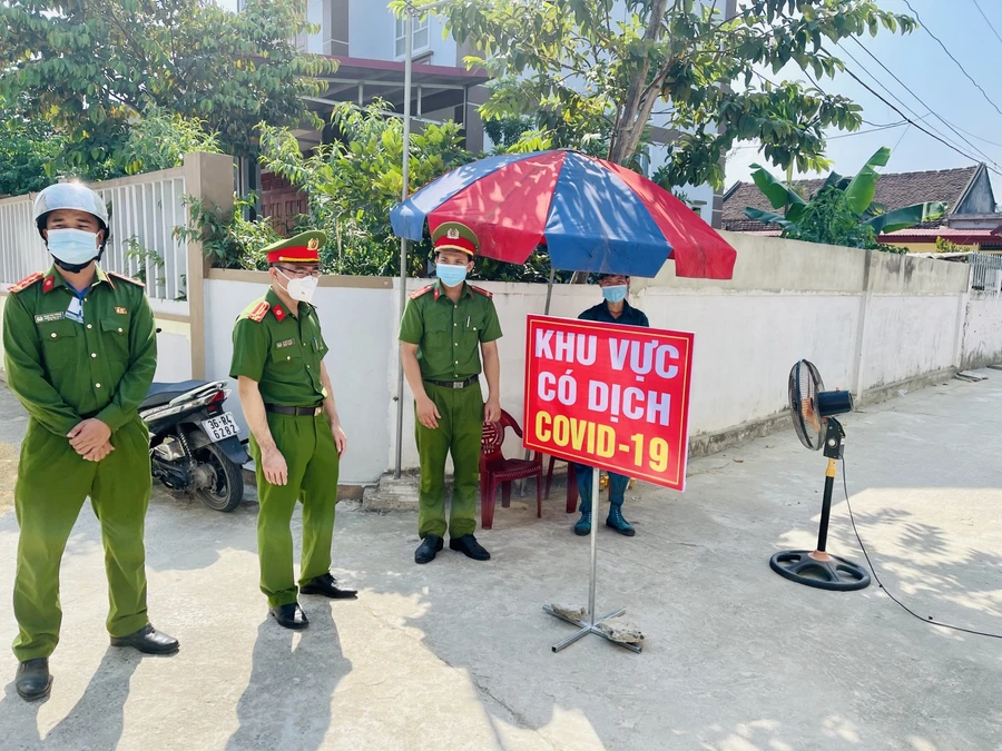 Công an huyện Thiệu Hóa (Thanh Hóa) lập chốt phong tỏa khu dân cư có bệnh nhân mắc Covid-19.