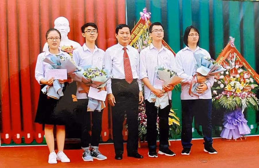 Thầy Chu Anh Tuấn và những học sinh đoạt giải Quốc tế của nhà trường. Ảnh: Nhà trường cung cấp.