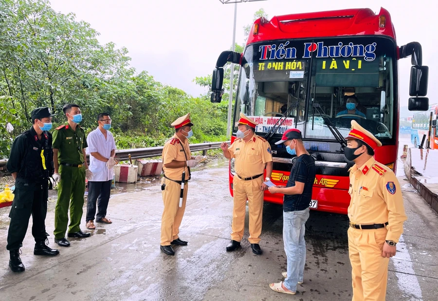 Lực lượng CSGT và các ngành chức năng Thanh Hóa lập chốt kiểm soát.