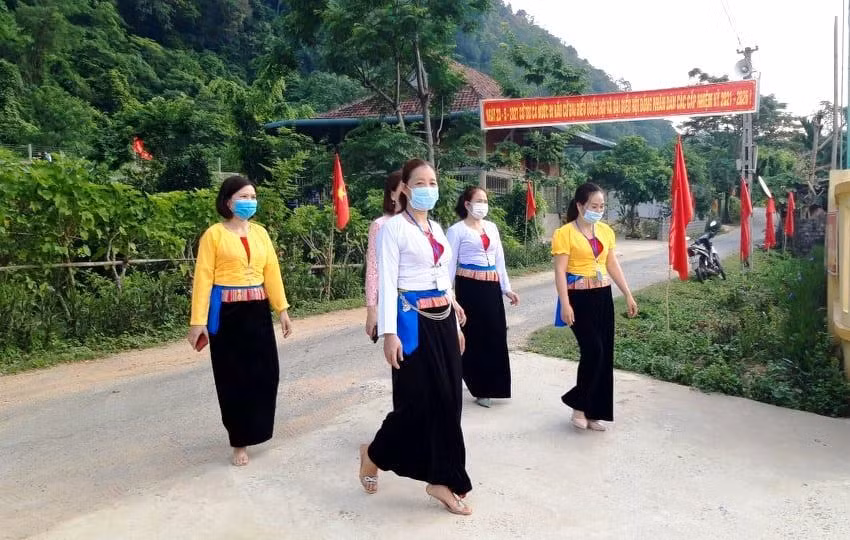 Cử tri ở huyện Thạch Thành (Thanh Hóa) trong ngày bầu cử.