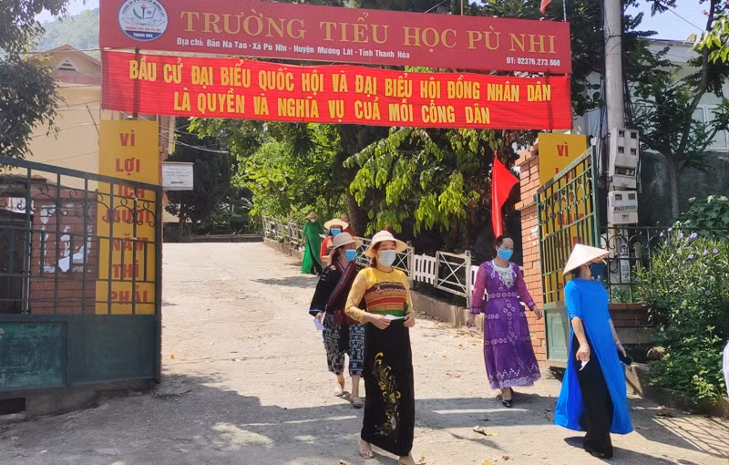 Giáo viên Trường Tiểu học Pù Nhi (Mường Lát, Thanh Hóa) đi bầu cử.