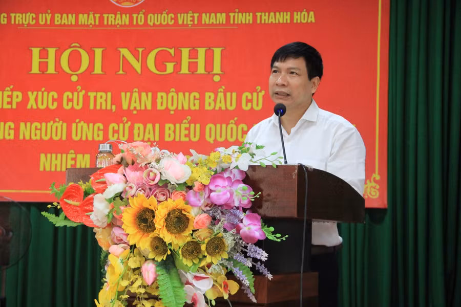 Ông Trần Văn Thức - Giám đốc Sở GD&amp;ĐT, ứng cử viên ĐBQH khóa XV tại buổi tiếp xúc cử tri, vận động bầu cử.
