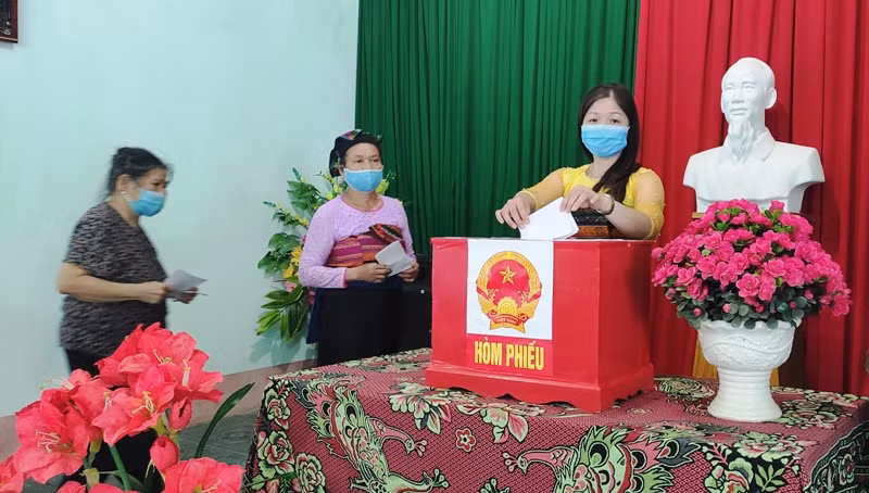 Cử tri đồng bào Thái ở huyện Quan Hóa (Thanh Hóa) đi bầu cử.