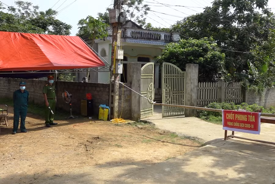 Chốt phong tỏa để ngăn chặn dịch Covid-19 lây lan ở xã Minh Sơn, huyện Ngọc Lặc, tỉnh Thanh Hóa.
