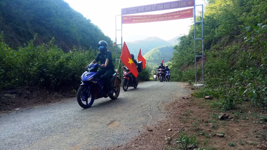 Lực lượng Bộ đội Biên phòng (Đồn Biên phòng Tam Chung) huyện Mường Lát, tỉnh Thanh Hóa tổ chức tuyên truyền lưu động trước ngày bầu cử.