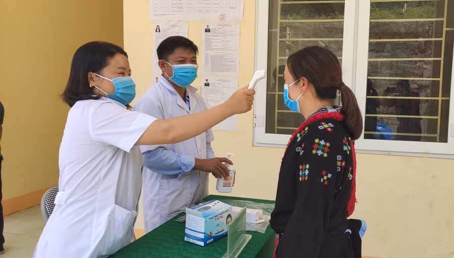 Một cô giáo người Dao, bản Hạ Sơn (Pù Nhi, Mường Lát, Thanh Hóa) được kiểm tra thân nhiệt khi đến điểm bầu cử.