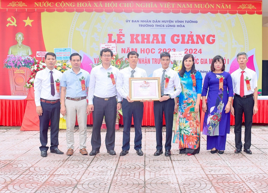Trường THCS Lũng Hòa đón nhận trường đạt chuẩn quốc gia.