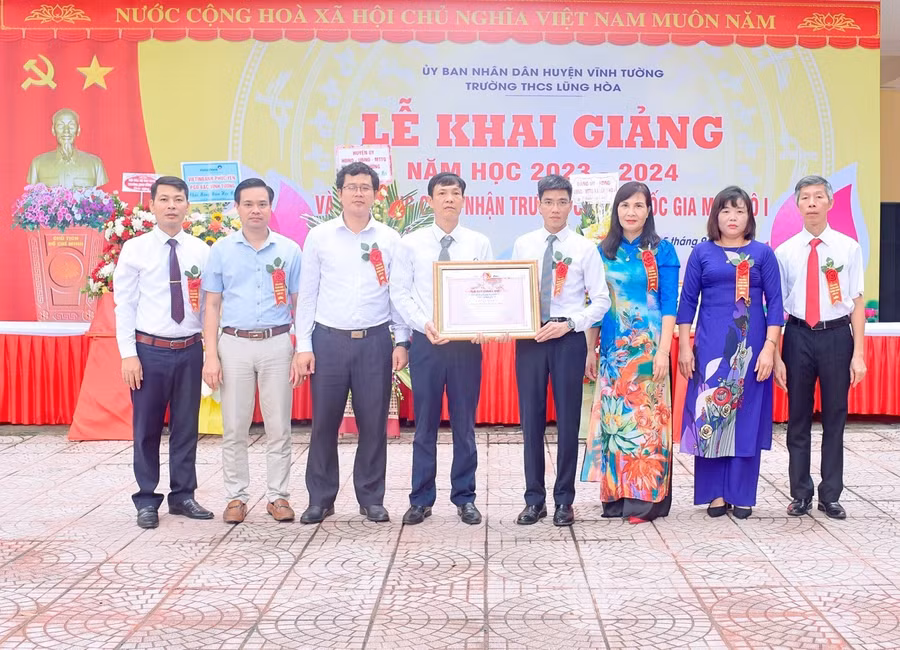 Trường THCS Lũng Hòa đón nhận trường đạt chuẩn quốc gia.