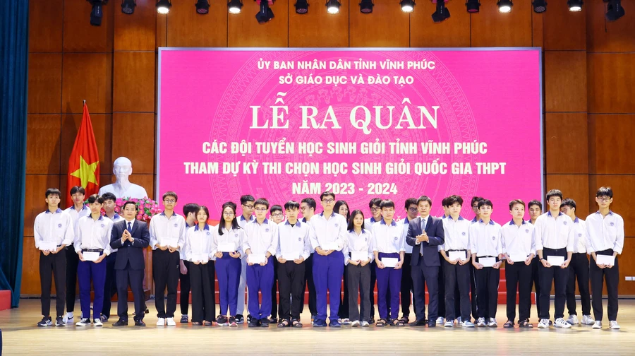  Đoàn học sinh Vĩnh Phúc tham gia kỳ thi học sinh giỏi Quốc gia năm 2023-2024 đạt nhiều thành tích ấn tượng. Ảnh: Trà Hương