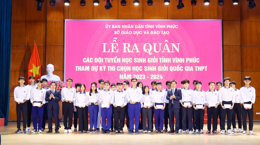  Đoàn học sinh Vĩnh Phúc tham gia kỳ thi học sinh giỏi Quốc gia năm 2023-2024 đạt nhiều thành tích ấn tượng. Ảnh: Trà Hương